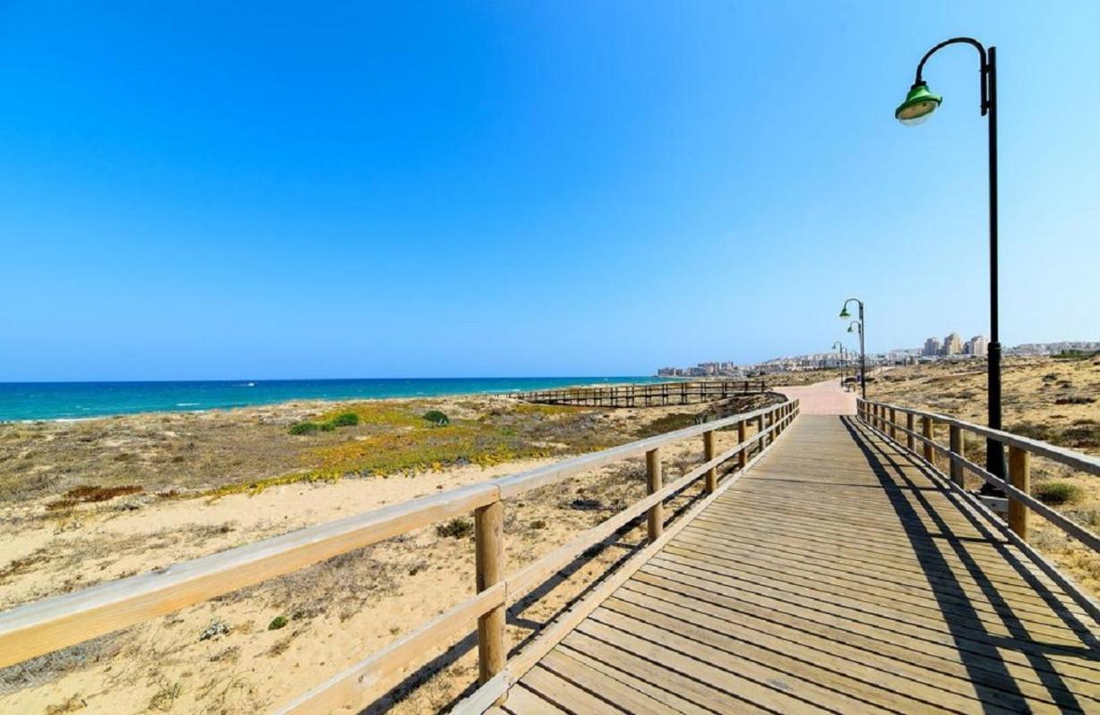 Apartment With Pool, Sea Views & Balcony Less Than 10Min Walk To La Mata Beach! Torrevieja Dış mekan fotoğraf