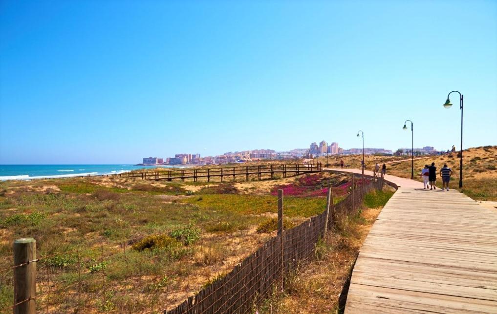 Apartment With Pool, Sea Views & Balcony Less Than 10Min Walk To La Mata Beach! Torrevieja Dış mekan fotoğraf